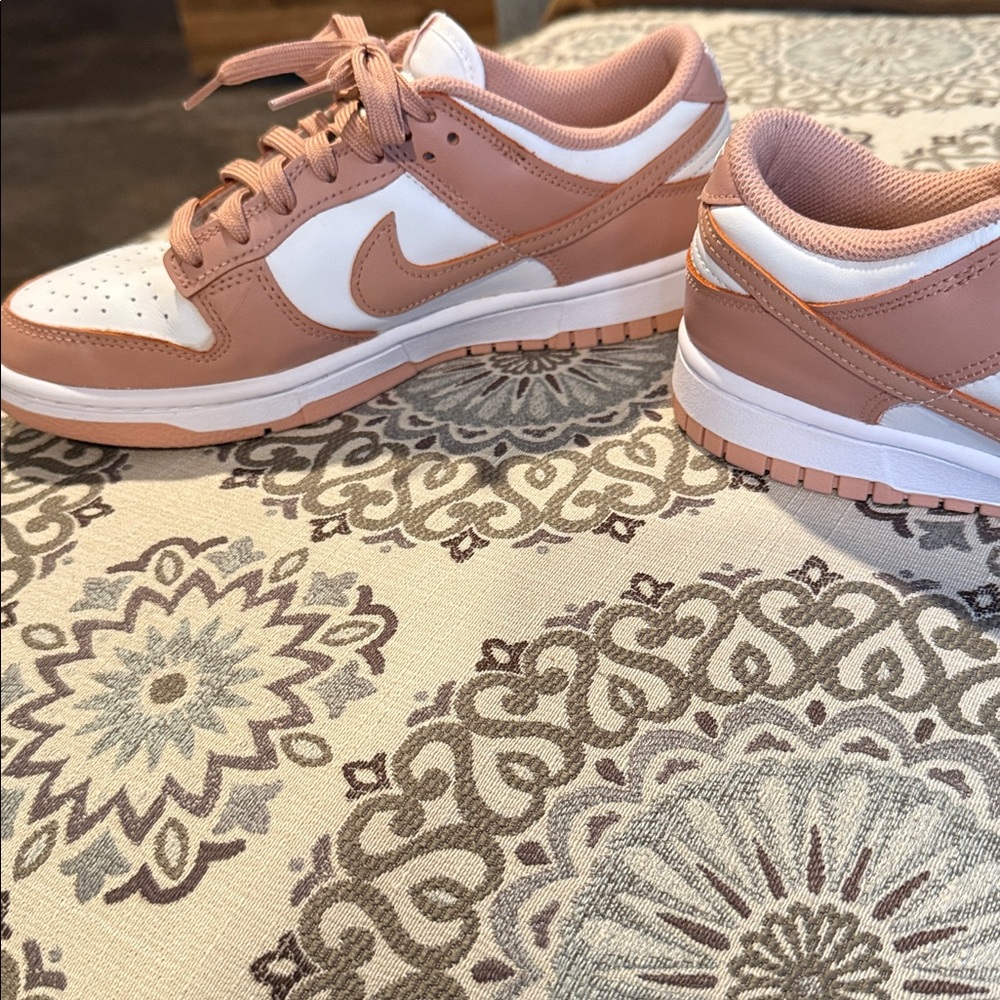 Nike Women's Rose and White Sneakers size 8 - Picture 8 of 10